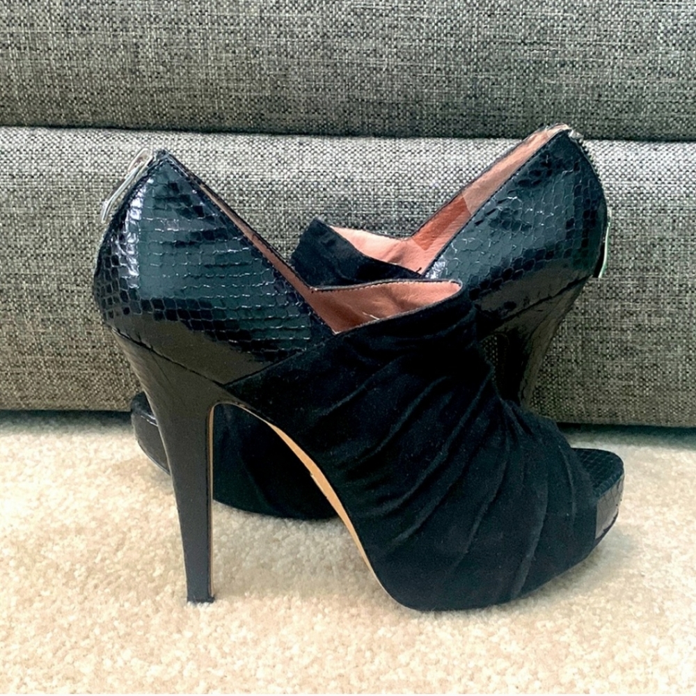 NWOB. Stunningly gorgeous, VC Mikki booties.